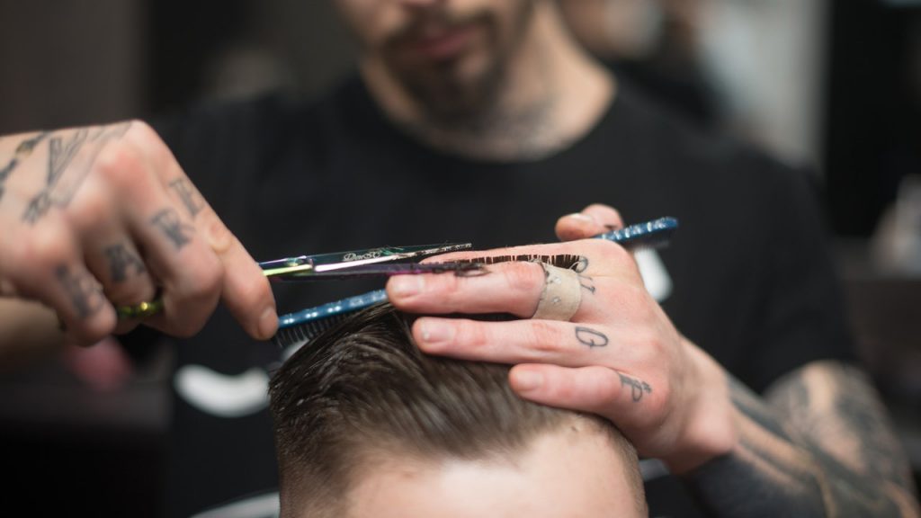 Tagliare capelli a un uomo in casa Nicola Onida digital marketing
