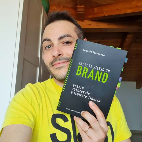Fai-di-te-stesso-un-Brand-recensione-selfie-con-libro-Riccardo-Scandellari-Facile-Web-Marketing-Nicola-Onida-SEO-copywriter-digital-marketing